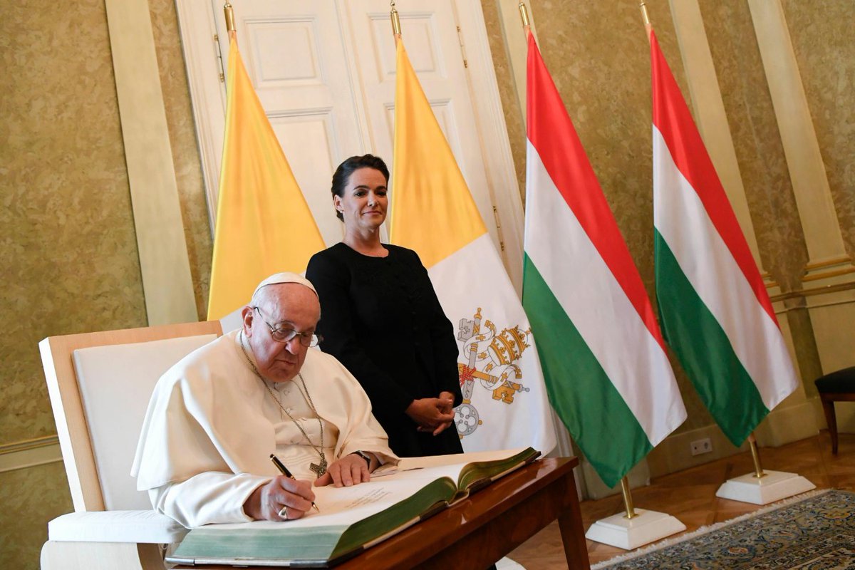 VaticanNewsVi's tweet photo. "Tôi đến với tư cách là một người hành hương và là bạn của Hungary, một đất nước giàu lịch sử và văn hóa. Tại Budapest, thành phố của những cây cầu và của các vị thánh, tôi nghĩ đến toàn thể châu Âu...
#tongduhungary https://t.co/QjKxNtxc8i
