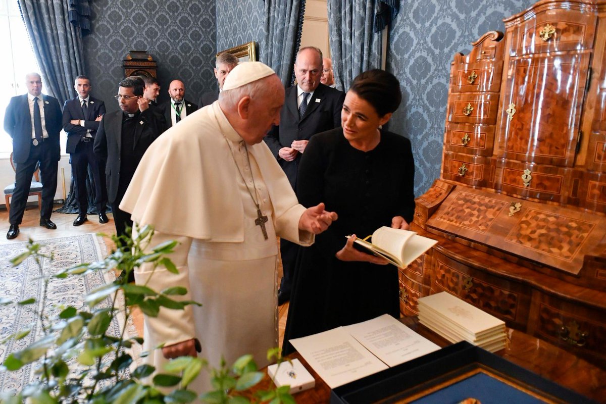 VaticanNewsVi's tweet photo. Đức Thánh Cha Phanxicô tiếp kiến riêng với Tổng thống Hungary Katalin Novák tại Dinh Sándor.
#tongduhungary https://t.co/owkkzmLKbT