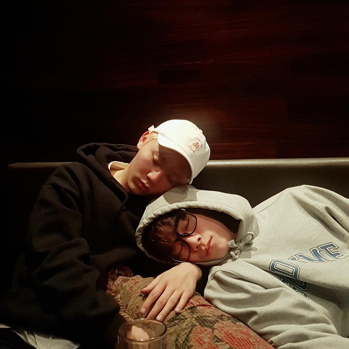 Pledis17_Arab's tweet photo. تحديث سينقكوان في الانستقرام ☆ 

لقد كنت شخص جعلني أنظر للعالم بطريقة مختلفة

المشي لعدة ساعات من دون مكان نهدف للوصول إليه وعندما تشاهد منظر جميل فورًا تخرج كاميرتك لتصويره
عندما تنظر لسماء الليل تنغمس برؤيتها. 
عندما تسكر تغني في الشارع
عندما تشعر بالنعاس بعد الشرب تتأكد أولًا ان تشحن هاتفي قبل النوم
حتى في الأيام الممطره تخبرني أن نذهب للتمرن
وعندما تشعر بالطاقة تتسلق جبل نامسان
عندما نشعر بالجوع قليلًا نتناول وجبة في أخر الليل وتنام وفي اليوم التالي نتراسل صور لرؤية من وجهه تورم أكثر
عندما نتاول الطعام تنظر إلى بينما تغمرك السعادة وتخبرني "أبي أنك تتناول الطعام جيدًا" 
نضحك على أشياء بلا معنى
نتعارك على أشياء بلا معنى
بسبب الكرامة لا نتصل على بعضنا بعد العراك
ولكن في النهاية لأننا نرغب برؤية بعضنا نتأسف لبعضنا 
نتصالح وكأن شي لم يحدث ونستمتع بوقتنا جيدًا
نعمل بجد بالقدر الذي لعبنا فيه
هذا صحيح قمت بعمل جيد جداً 
أنك أكثر شخص يراقب أعمالي 
وتحترمني أكثر من أي شخص أخر
انك محترم وطيب مع كل الأشخاص الذين حولي
عندما يتم ذكر اسمك الجميع يقوم بمدحك 
 كل شي يحدث لي تفرح وتحزن وكأنه حدث لك
أبدًا لم نشعر بالاحراج بقول كلمة أحبك لبعضنا البعض
صديقي بيني الذي إلى أخر لحظة قام بمعانقتي ومواساتي
الوغد الذي لا يكفي وصفه بشخص جيد
أفتخر بك طوال حياتي
على هذا المعدل يمكنني أن أعيش حياتي بينما أقول بكل فخر بأنك أقرب صديق إلى أليس كذلك؟ 
يمكنني رؤيتك عندما أرغب بذلك ويمكنني سماعك أيضًا
سوف أصدق بأنك تستطيع رؤيتي من الجنة
سوف تراقب هذه الترويجات أليس كذلك ؟
سوف اتخيل تعليقاتك لذا رجاءً شاهدنا سوف أروج بينما أفكر أنك تشاهدني. 

أشعر بالفخر لأنني أصبحت صديقك
وشكرًا لأنك أصبحت صديقي 
شكرًا مره أخرى لانك جعلتني اتعلم واشعر بالكثير. 

كن أي شيء هناك،
تخلى عن الشعور بالمسؤلية والعبء والذنب 
أفعل كل ما تستمتع به بينما تنتظرني
أنا سوف أعيش بينما أتمسك بكل شيء.
لكي لا تختفي هذه الذكريات
سوف أعتني بالأشخاص الذي تحبهم بينما نتشارك ذكرياتك 
سوف اتمسك بهذه الذكريات وأنشرها لأجل كل الأشخاص الذين يحبونك
في كل مره شاهدتني بينما تضحك
أذا كان لديك طلب أظهر في حلمي
وتأكد أن تكون صديقي في حياتنا القادمة
عندما أصعد لنعانق بعضنا بقوة
أحبك كثيرًا 🫶 عملت بجد بينآه