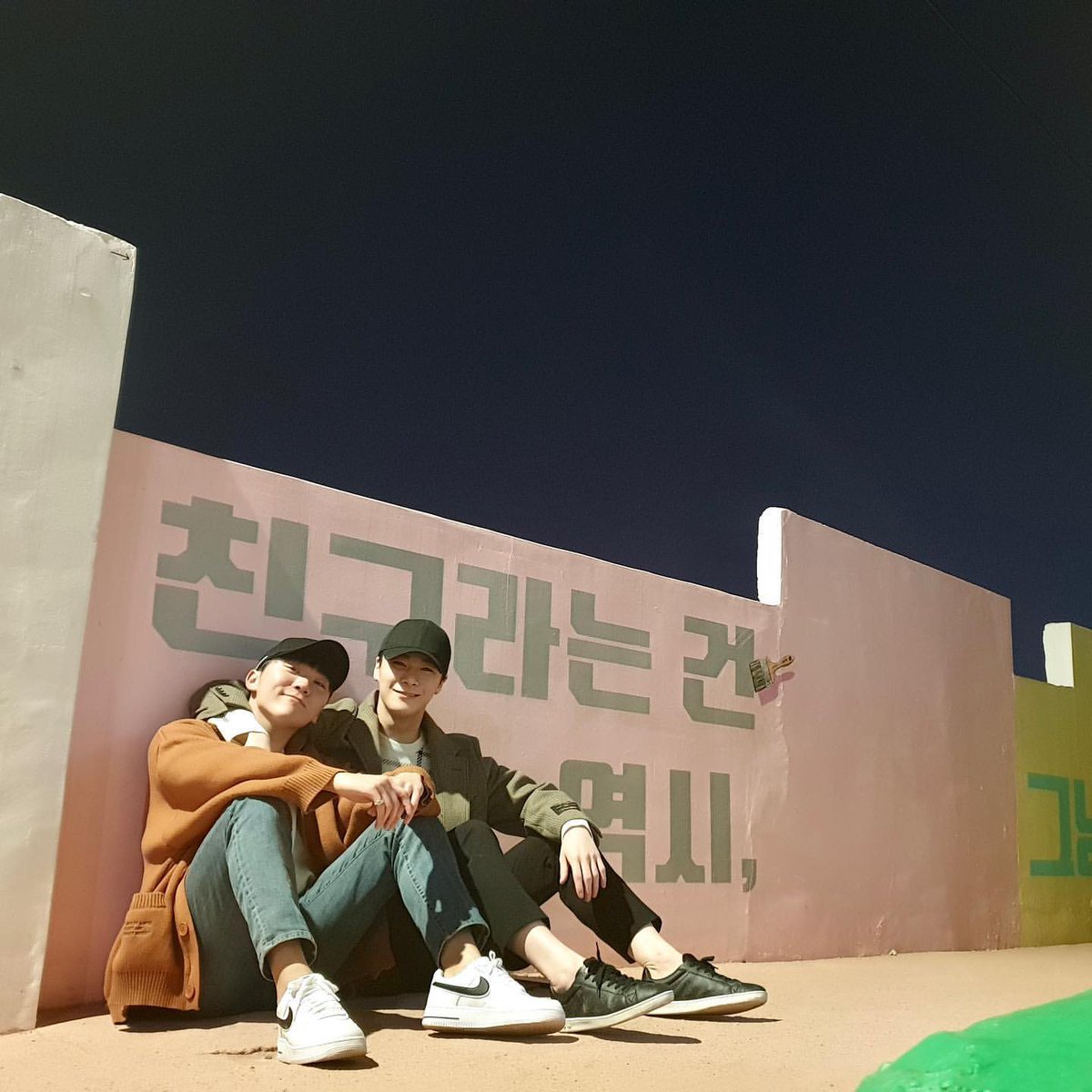 Pledis17_Arab's tweet photo. تحديث سينقكوان في الانستقرام ☆ 

لقد كنت شخص جعلني أنظر للعالم بطريقة مختلفة

المشي لعدة ساعات من دون مكان نهدف للوصول إليه وعندما تشاهد منظر جميل فورًا تخرج كاميرتك لتصويره
عندما تنظر لسماء الليل تنغمس برؤيتها. 
عندما تسكر تغني في الشارع
عندما تشعر بالنعاس بعد الشرب تتأكد أولًا ان تشحن هاتفي قبل النوم
حتى في الأيام الممطره تخبرني أن نذهب للتمرن
وعندما تشعر بالطاقة تتسلق جبل نامسان
عندما نشعر بالجوع قليلًا نتناول وجبة في أخر الليل وتنام وفي اليوم التالي نتراسل صور لرؤية من وجهه تورم أكثر
عندما نتاول الطعام تنظر إلى بينما تغمرك السعادة وتخبرني "أبي أنك تتناول الطعام جيدًا" 
نضحك على أشياء بلا معنى
نتعارك على أشياء بلا معنى
بسبب الكرامة لا نتصل على بعضنا بعد العراك
ولكن في النهاية لأننا نرغب برؤية بعضنا نتأسف لبعضنا 
نتصالح وكأن شي لم يحدث ونستمتع بوقتنا جيدًا
نعمل بجد بالقدر الذي لعبنا فيه
هذا صحيح قمت بعمل جيد جداً 
أنك أكثر شخص يراقب أعمالي 
وتحترمني أكثر من أي شخص أخر
انك محترم وطيب مع كل الأشخاص الذين حولي
عندما يتم ذكر اسمك الجميع يقوم بمدحك 
 كل شي يحدث لي تفرح وتحزن وكأنه حدث لك
أبدًا لم نشعر بالاحراج بقول كلمة أحبك لبعضنا البعض
صديقي بيني الذي إلى أخر لحظة قام بمعانقتي ومواساتي
الوغد الذي لا يكفي وصفه بشخص جيد
أفتخر بك طوال حياتي
على هذا المعدل يمكنني أن أعيش حياتي بينما أقول بكل فخر بأنك أقرب صديق إلى أليس كذلك؟ 
يمكنني رؤيتك عندما أرغب بذلك ويمكنني سماعك أيضًا
سوف أصدق بأنك تستطيع رؤيتي من الجنة
سوف تراقب هذه الترويجات أليس كذلك ؟
سوف اتخيل تعليقاتك لذا رجاءً شاهدنا سوف أروج بينما أفكر أنك تشاهدني. 

أشعر بالفخر لأنني أصبحت صديقك
وشكرًا لأنك أصبحت صديقي 
شكرًا مره أخرى لانك جعلتني اتعلم واشعر بالكثير. 

كن أي شيء هناك،
تخلى عن الشعور بالمسؤلية والعبء والذنب 
أفعل كل ما تستمتع به بينما تنتظرني
أنا سوف أعيش بينما أتمسك بكل شيء.
لكي لا تختفي هذه الذكريات
سوف أعتني بالأشخاص الذي تحبهم بينما نتشارك ذكرياتك 
سوف اتمسك بهذه الذكريات وأنشرها لأجل كل الأشخاص الذين يحبونك
في كل مره شاهدتني بينما تضحك
أذا كان لديك طلب أظهر في حلمي
وتأكد أن تكون صديقي في حياتنا القادمة
عندما أصعد لنعانق بعضنا بقوة
أحبك كثيرًا 🫶 عملت بجد بينآه
