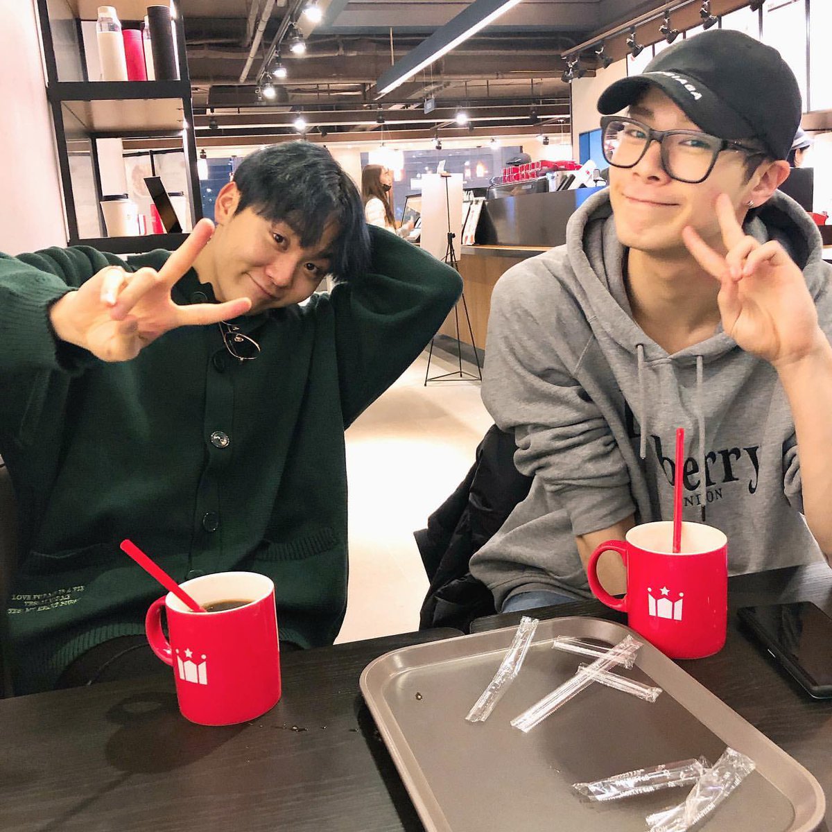 Pledis17_Arab's tweet photo. تحديث سينقكوان في الانستقرام ☆ 

لقد كنت شخص جعلني أنظر للعالم بطريقة مختلفة

المشي لعدة ساعات من دون مكان نهدف للوصول إليه وعندما تشاهد منظر جميل فورًا تخرج كاميرتك لتصويره
عندما تنظر لسماء الليل تنغمس برؤيتها. 
عندما تسكر تغني في الشارع
عندما تشعر بالنعاس بعد الشرب تتأكد أولًا ان تشحن هاتفي قبل النوم
حتى في الأيام الممطره تخبرني أن نذهب للتمرن
وعندما تشعر بالطاقة تتسلق جبل نامسان
عندما نشعر بالجوع قليلًا نتناول وجبة في أخر الليل وتنام وفي اليوم التالي نتراسل صور لرؤية من وجهه تورم أكثر
عندما نتاول الطعام تنظر إلى بينما تغمرك السعادة وتخبرني "أبي أنك تتناول الطعام جيدًا" 
نضحك على أشياء بلا معنى
نتعارك على أشياء بلا معنى
بسبب الكرامة لا نتصل على بعضنا بعد العراك
ولكن في النهاية لأننا نرغب برؤية بعضنا نتأسف لبعضنا 
نتصالح وكأن شي لم يحدث ونستمتع بوقتنا جيدًا
نعمل بجد بالقدر الذي لعبنا فيه
هذا صحيح قمت بعمل جيد جداً 
أنك أكثر شخص يراقب أعمالي 
وتحترمني أكثر من أي شخص أخر
انك محترم وطيب مع كل الأشخاص الذين حولي
عندما يتم ذكر اسمك الجميع يقوم بمدحك 
 كل شي يحدث لي تفرح وتحزن وكأنه حدث لك
أبدًا لم نشعر بالاحراج بقول كلمة أحبك لبعضنا البعض
صديقي بيني الذي إلى أخر لحظة قام بمعانقتي ومواساتي
الوغد الذي لا يكفي وصفه بشخص جيد
أفتخر بك طوال حياتي
على هذا المعدل يمكنني أن أعيش حياتي بينما أقول بكل فخر بأنك أقرب صديق إلى أليس كذلك؟ 
يمكنني رؤيتك عندما أرغب بذلك ويمكنني سماعك أيضًا
سوف أصدق بأنك تستطيع رؤيتي من الجنة
سوف تراقب هذه الترويجات أليس كذلك ؟
سوف اتخيل تعليقاتك لذا رجاءً شاهدنا سوف أروج بينما أفكر أنك تشاهدني. 

أشعر بالفخر لأنني أصبحت صديقك
وشكرًا لأنك أصبحت صديقي 
شكرًا مره أخرى لانك جعلتني اتعلم واشعر بالكثير. 

كن أي شيء هناك،
تخلى عن الشعور بالمسؤلية والعبء والذنب 
أفعل كل ما تستمتع به بينما تنتظرني
أنا سوف أعيش بينما أتمسك بكل شيء.
لكي لا تختفي هذه الذكريات
سوف أعتني بالأشخاص الذي تحبهم بينما نتشارك ذكرياتك 
سوف اتمسك بهذه الذكريات وأنشرها لأجل كل الأشخاص الذين يحبونك
في كل مره شاهدتني بينما تضحك
أذا كان لديك طلب أظهر في حلمي
وتأكد أن تكون صديقي في حياتنا القادمة
عندما أصعد لنعانق بعضنا بقوة
أحبك كثيرًا 🫶 عملت بجد بينآه