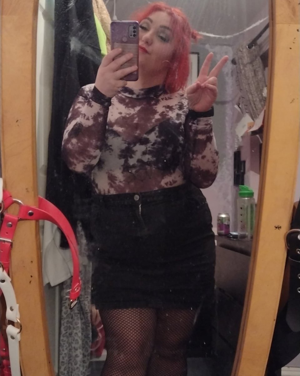 MisstressRed94's tweet photo. Time to reintroduce myself to all of my little newbies that have joined my page, 

Goddess Gemma here! 
28 from Liverpool 
Outside of the lifestyle I’m a neurospicy musical theatre geek and my hair changes with my mood I sing also. 
However in this kink I am your superior redhead https://t.co/r9RdPH5akN