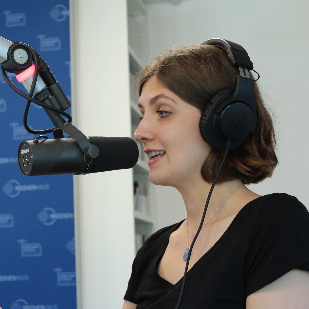 Hoerfunkschule's tweet photo. #Nachrichten fürs #Radio selber schreiben und sprechen - das lernst du am 13. Mai bei uns. Im #Workshop „Nachrichten für Anfänger“ mit Andreas Fauth @GegenMainstream gibt es die Grundlagen und viele Praxis-Übungen in unserem Studio. Infos und Anmeldung 👇
https://t.co/ElUv2dRCJF https://t.co/TxzPq1ZDWs