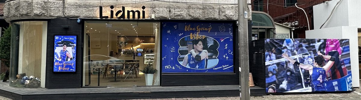 selftalk_hj's tweet photo. 첫번째 사진에 있는 공간 꾸미신 분 진짜 천재만재임. 카페 들어가기 전부터 가슴이 웅장해지며 입장!! 리드미 방문으로 경건하게 김희진의 푸른 봄을 맞이해보아요💙
#BLUESPRINGVIBES #희진의푸른봄 #김희진 https://t.co/oo5JfQX51Y