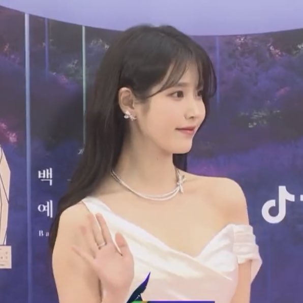aeyoaeyo11's tweet photo. 이게 백상인지 꽃박람회인지 ㅁㅊ https://t.co/D1XpgsaPfT