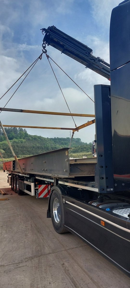 Cargando una báscula de una fábrica que acaba de cerrar. #CosasChulisimas