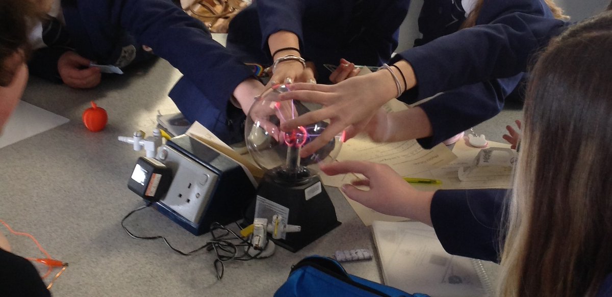Kings_Guildford's tweet photo. Year 8 had fun learning about physics in the real world with students from the @UniOfSurrey earlier this week! They took part in some hands-on activities involving light, 3D printers, music, sports and nature. https://t.co/qrTGxMv5Tp