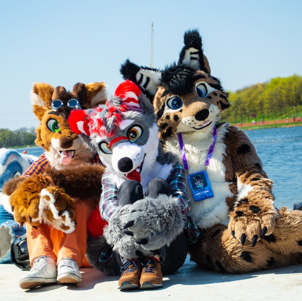 Furry family photo at lake 

🐺 <a href="/MiloBlackstar/">Milo Blackstar</a>
🐱 <a href="/RCaracal/">ReggieTheCaracal</a>
📷 <a href="/bonn333_/">🏳️‍🌈 Bonuś (Bonn333)</a>

#FursuitFriday #fursuit #fursuiter #fursuitwalk #PFW