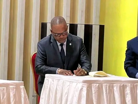 CostatainK's tweet photo. #RDCongo : les membres du gouvernement ont signé << l'acte d'engagement éthique>> , à l'issue du séminaire de renforcement de capacité

#congo_news
#RDC2023
#gouvernement 
@Presidence_RDC https://t.co/CaMWZ1ZuXu