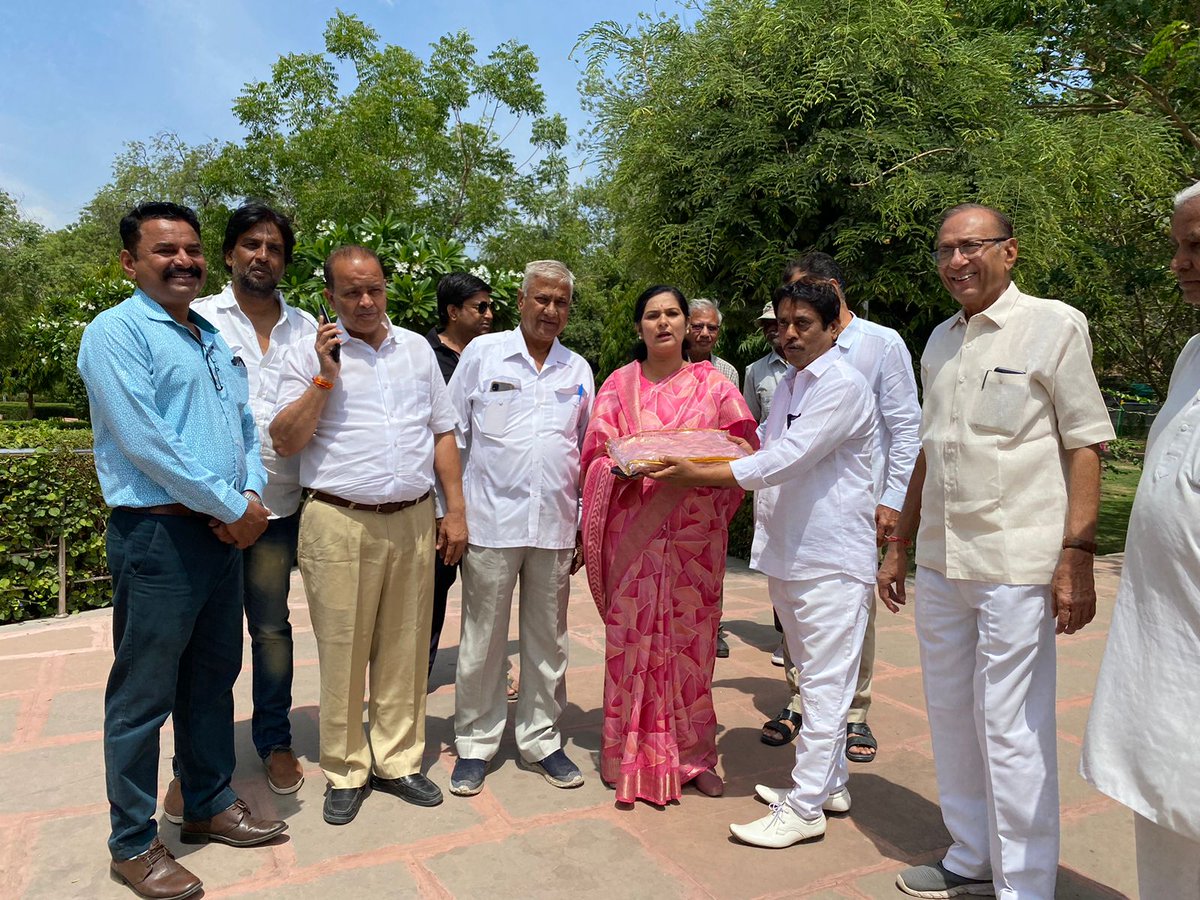 Manishapanwar02's tweet photo. आज वार्ड नं 56 दक्षिण स्थित नेहरू पार्क में डायनेमिक फाउंटेन लगाने का शिलान्यास किया गया।
इस अवसर पर जिलाध्यक्ष नरेश जोशी जी, गणपत सिंह जी चौहान नेता प्रतिपक्ष नगर निगम दक्षिण,दीपेंद्र सिंह जी चौहान, रामनिवास जी गोदारा, किशनलाल जी गर्ग के साथ स्थानीय वार्ड के कई लोग मौजूद रहे। https://t.co/w9sQ9AJS6S