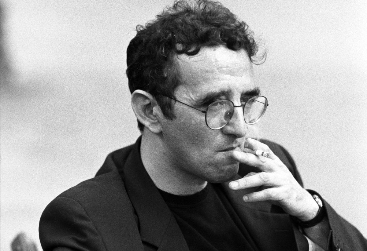 «E allora passano a una velocità da vertigine i visi che ho ammirato, i visi che ho amato, invidiato, disprezzato. I visi che ho protetto, quelli che ho attaccato, i visi da cui mi sono difeso, quelli che ho cercato invano».

Nasceva il 28 aprile 1953 Roberto Bolaño.