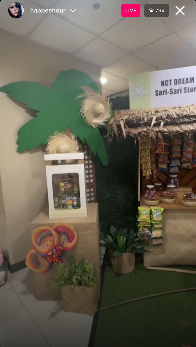 mojjisungie's tweet photo. they’ve created a mini sari-sari store for the dreamies at the backstage !!! inang said they made it for them to experience how to buy from a filipino sari-sari store😂 so cute https://t.co/FhNOpaXtM2