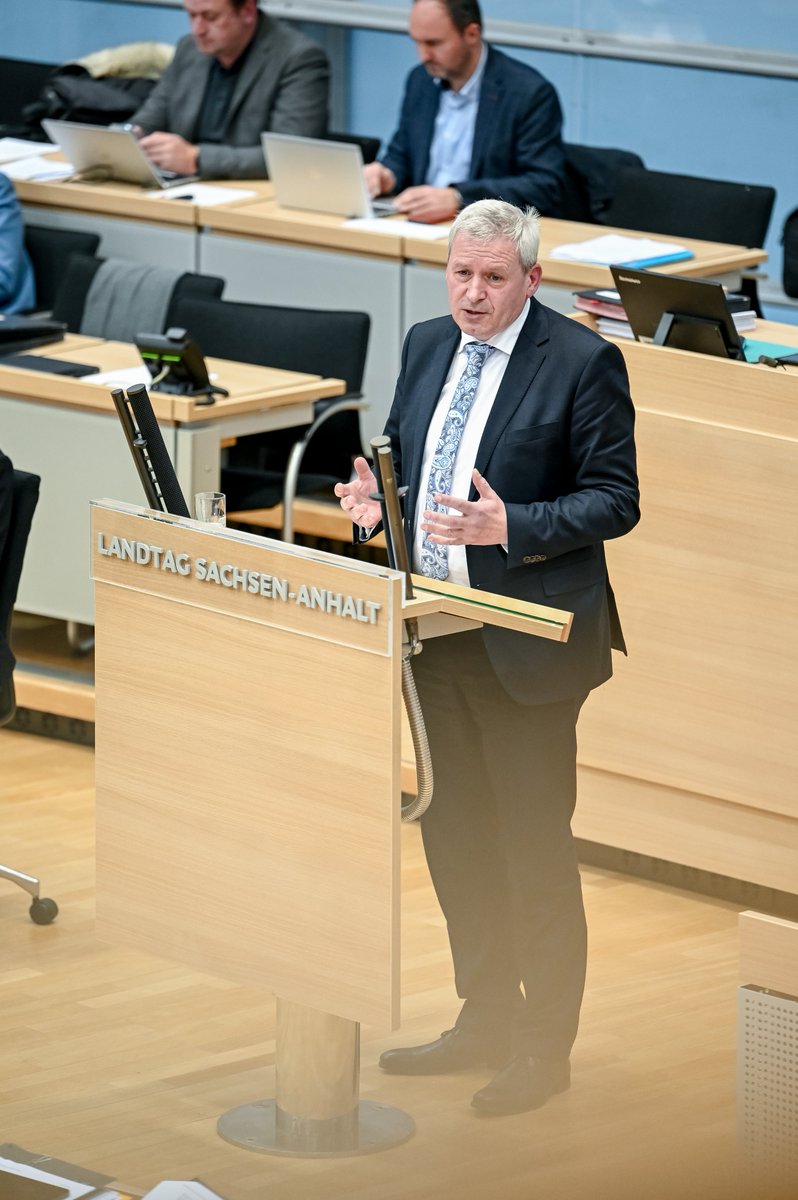 spd_lt_lsa's tweet photo. Aktuelle Debatte zur #Wirtschaft in #SachsenAnhalt „Es braucht Mut! Mut, sich auf die Veränderungen einzulassen. Sie nicht als Bedrohung, sondern als Chance wahrzunehmen. [...] Es war der Mut und der Tatendrang, welche uns heute so erfolgreich machen.“ @HHoevelmann https://t.co/vE4yWG0nBG