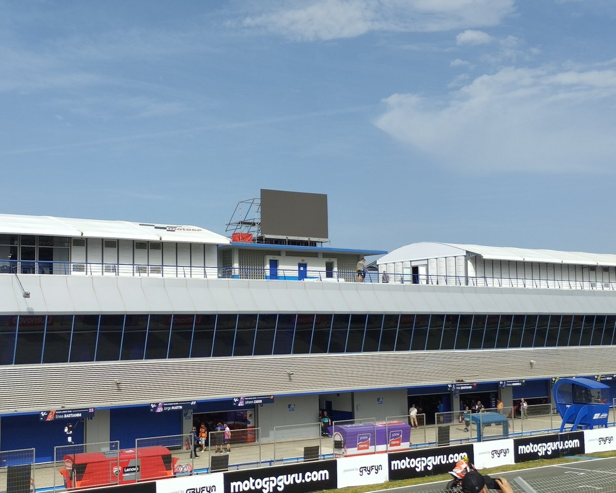 Hola <a href="/circuitodejerez/">Circuito de Jerez-Ángel Nieto</a> la pantalla frente a los primeros asientos de la tribuna VIP está apagada