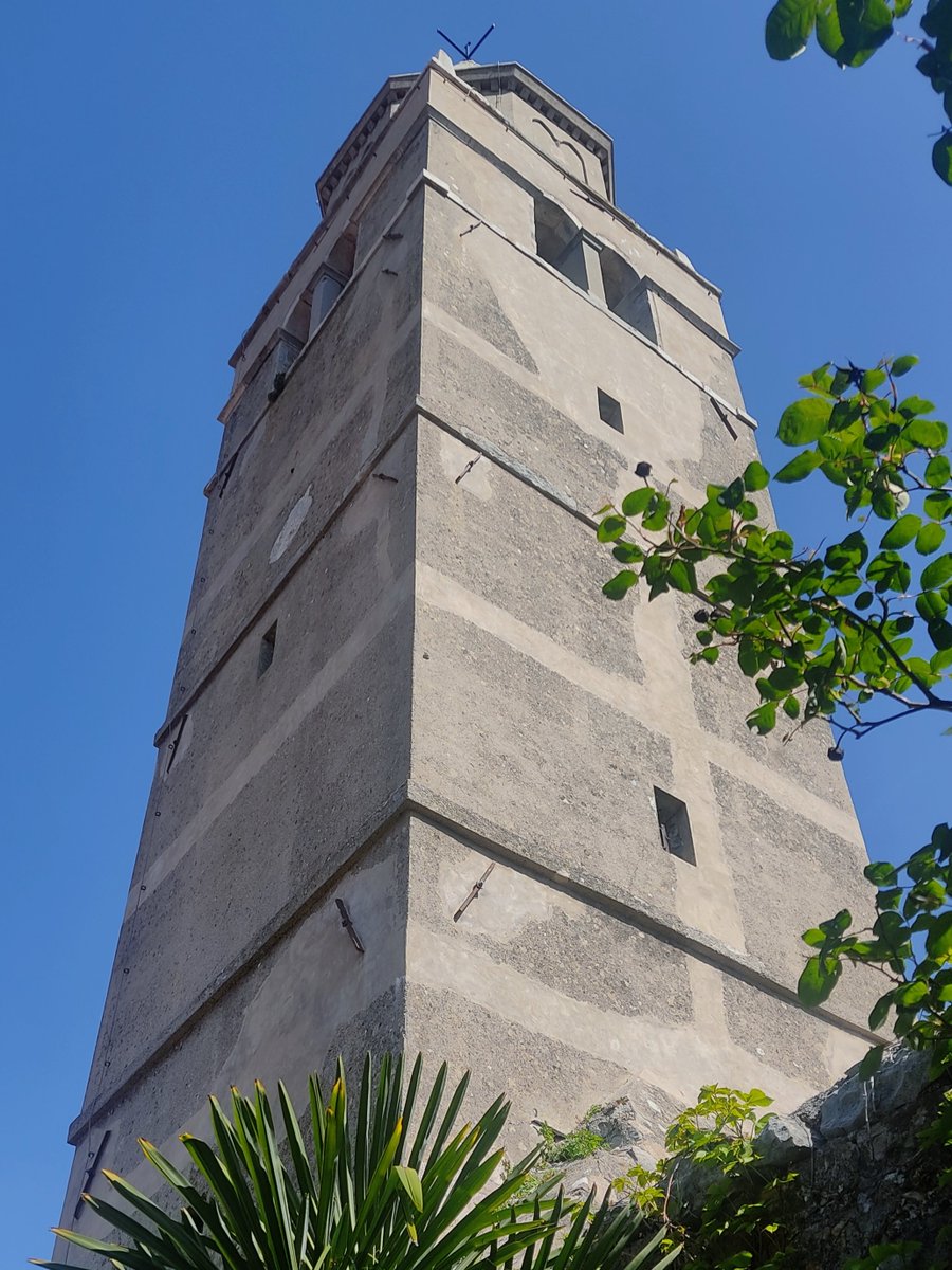 tonka_recimore's tweet image. Podno zvonika zid. Iza dopire glas nekoga tko pjeva neku talijansku šansonu. Iz sveg glasa.

Malo me podsjeća na onu scenu iz La Vita E Bella.

Eto zašto volim moj posao.
#Labin