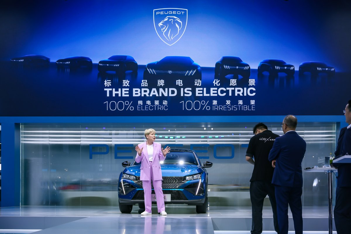 Peugeot's tweet photo. Our CEO @LindaJackson was there to greet the #ShanghaiMotorShow visitors and introduce them to #Peugeot408X and #PeugeotInceptionConcept. https://t.co/FroWgwcDge