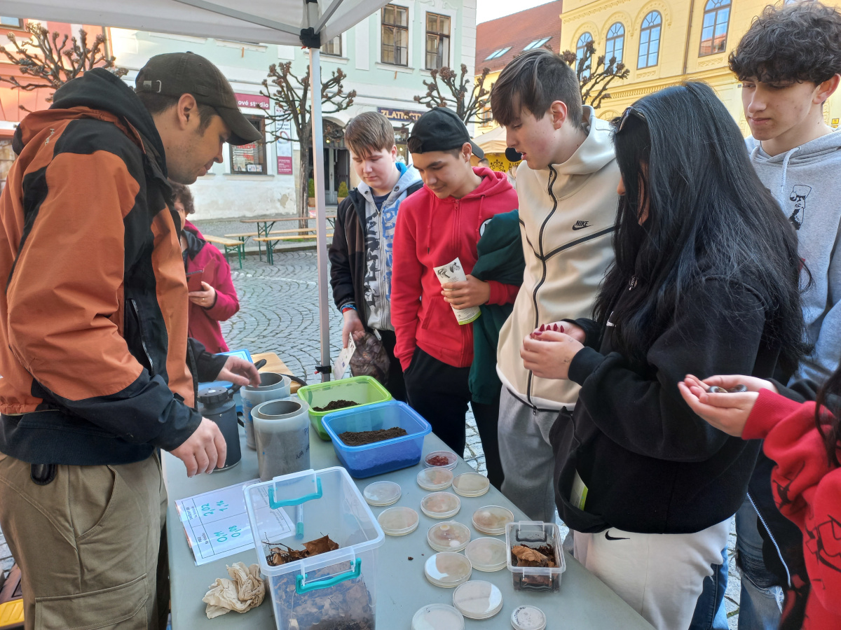 KBE_JU's tweet photo. Naši půdaři šířili osvětu na Dni Země v Písku. Společně s @BiologyCentre a @LIFEforMIRES vytvořili na náměstí program "Půda nás baví" 🤎. Doufáme, že si návštěvníci kromě špíny za nehtama odnesli i nové zajímavé poznatky🙃. Více ⬇️

https://t.co/HQDMMsa2Ds https://t.co/O5O6rvzKvG