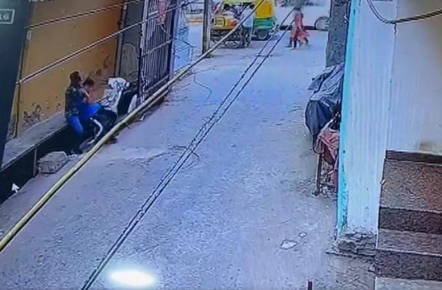 punjabkesari's tweet image. दिल्ली में बदमाशों के हौसले बुलंद, दिनदहाड़े लूट की वारदात को दिया अंजाम, गला दबाकर फोन और पैसे छीने(Video)
m.punjabkesari.in/national/news/…

#delhi #miscreants #cctvvideo #police