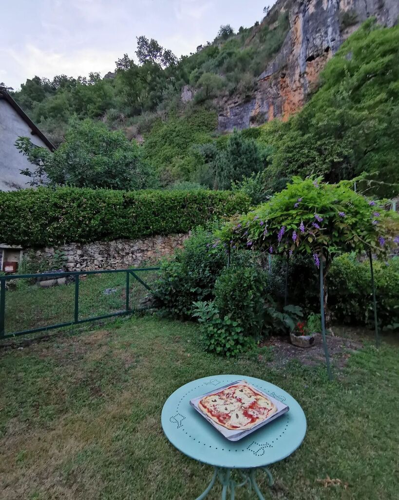 Pizza avec cadre
#lot
#Voyageoccitanie #countryside
#gitesdefrance #Souvenirs #campagne 
#levendredicestpizza  #pizzalovers #pizzagram #pizzaforever #lotofsaveurs #igerscahors #occitanie #localspecialty #Locavore #rocamadour #foodblogger #homecooking #ho… instagr.am/p/CrkqdBmoVTD/
