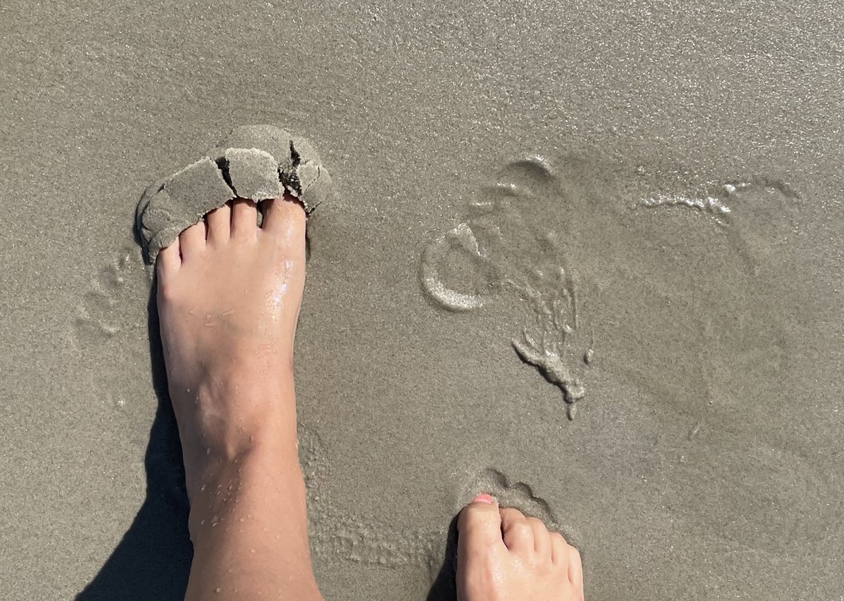 AimeeSinez's tweet photo. Really digging my #piggies into the sand 🤣! Interested in the #video? —> send me a #DM https://t.co/t0n1IJjC6I