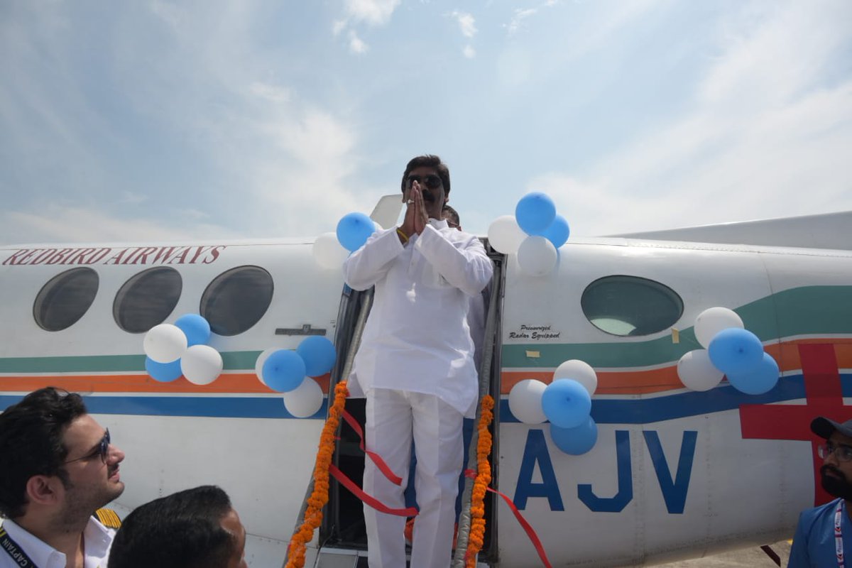 JharkhandCMO's tweet photo. स्वास्थ्य के क्षेत्र में नई कड़ी जोड़ने का प्रयास..

मुख्यमंत्री श्री @HemantSorenJMM ने एयर एम्बुलेंस सेवा का शुभारंभ किया। रांची, बोकारो, जमशेदपुर, दुमका, धनबाद और गिरिडीह एयरपोर्ट पर भी एयर एम्बुलेंस सेवा होगी उपलब्ध। https://t.co/cKfb6awblD