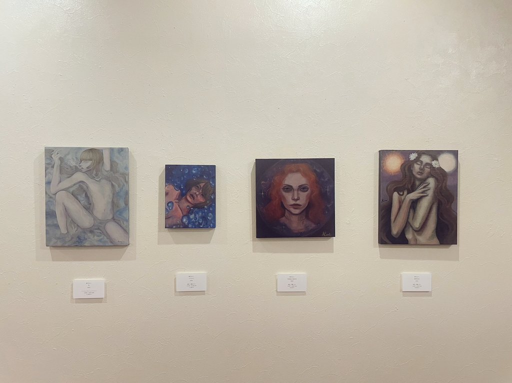 「 X 曖昧な性  」
 2023年4月26日(水)〜4月30日(日)　13:00-18:00
会場
 Gallery hana輪 <a href="/galleryhanawa/">Gallery hana輪</a>

作家紹介
琴乎あおい <a href="/kotoko_aoi/">琴乎あおい</a> 
アイオライト主宰。
油彩を用いて、性別のない人を描いています。
ドローイング、ポストカード販売中です。
今年7月Gallery hana輪で個展。