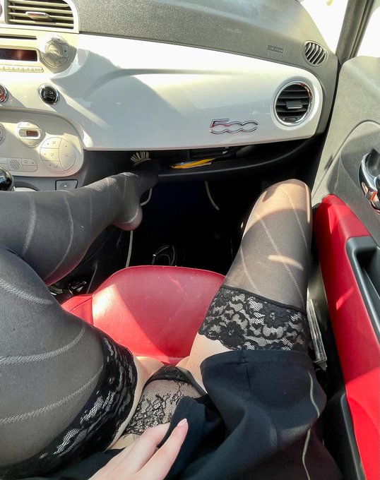 Arrivano le feste...ci scappa un girettino dei miei 😋💦 Follow me for updates 🥰  🔽Free 🔽 https://t.co/ibWaYMpRBb  @blackcorner_off<a href="/tag/exhibitonist"class="tags"><span>#exhibitonist</span></a>