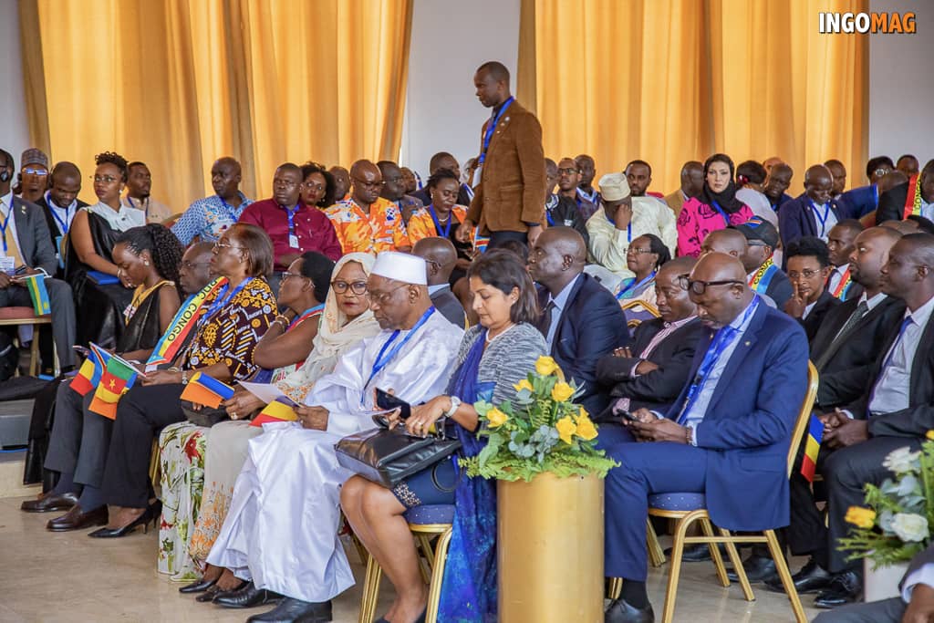 La #41è_CDD_9150 a été rehaussée par la #présence de plusieurs #Rotariens dont le Premier #ministre du #Tchad DGE Saleh KEBZABO et son épouse, du Représentant du #Maire de la ville Mr Charles BAHIZI et du Représentant du <a href="/Rotary/">Rotary International</a> Dinesh GAJEELEE et son épouse.