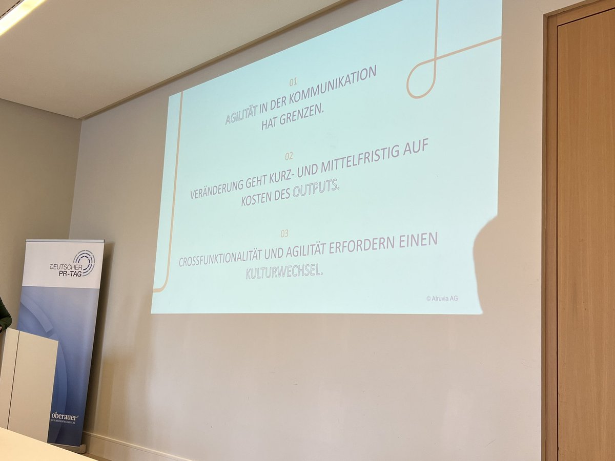 BendlerBlogger's tweet photo. 3 Erkenntnisse aus dem Transformationsprozess in der Kommunikation bei @atruvia_ag 
01
AGILITAT IN DER KOMMUNIKATION
HAT GRENZEN.

02
VERÄNDERUNG GEHT KURZ- UND MITTELFRISTIG AUF KOSTEN DES OUTPUTS.

03
CROSSFUNKTIONALITÄT UND AGILITÄT ERFORDERN EINEN KULTURWECHSEL.

#PRTag https://t.co/ZqCBo8OlJU