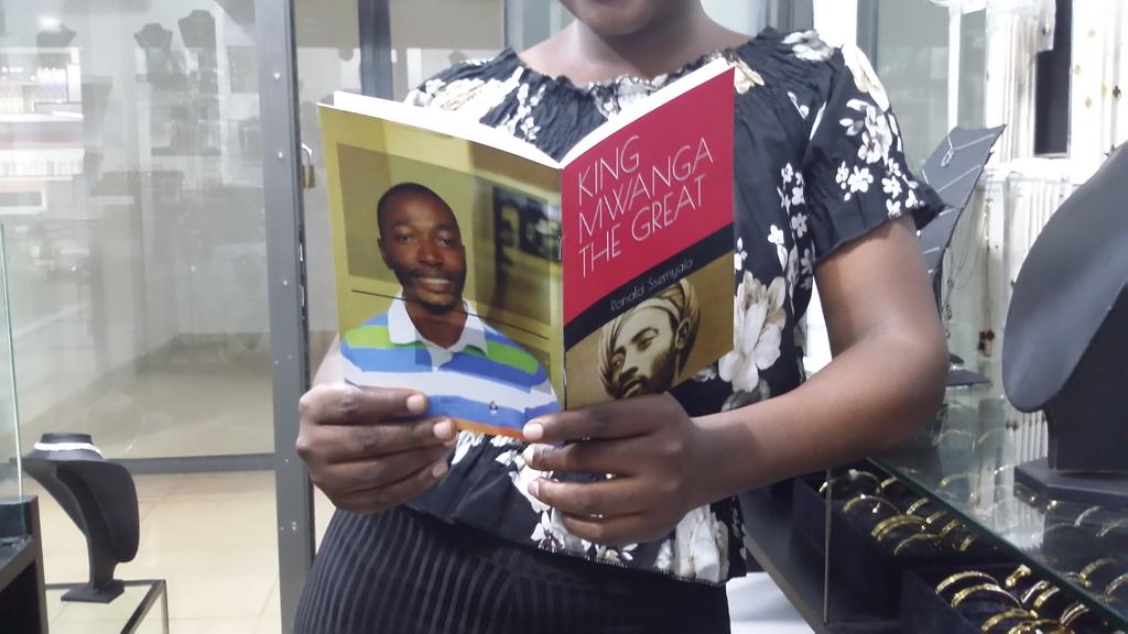 Ssemyalo Books (@ssemyalo1ronald) on Twitter photo King Mwanga The Great book out, the 1893-94 agreement being key in the creation of Uganda may wrap it but the demagogue's role in fighting for his people's independence lures me to pen about him, #UnitedUgandans
@BugandaOfficial <a href="/cpmayiga/">Charles Peter Mayiga</a> <a href="/bbstvug/">BBS TEREFAYINA</a> <a href="/nbstv/">NBS Television</a> King Mwanga The Great book out, the 1893-94 agreement being key in the creation of Uganda may wrap it but the demagogue's role in fighting for his people's independence lures me to pen about him, #UnitedUgandans
@BugandaOfficial <a href="/cpmayiga/">Charles Peter Mayiga</a> <a href="/bbstvug/">BBS TEREFAYINA</a> <a href="/nbstv/">NBS Television</a>