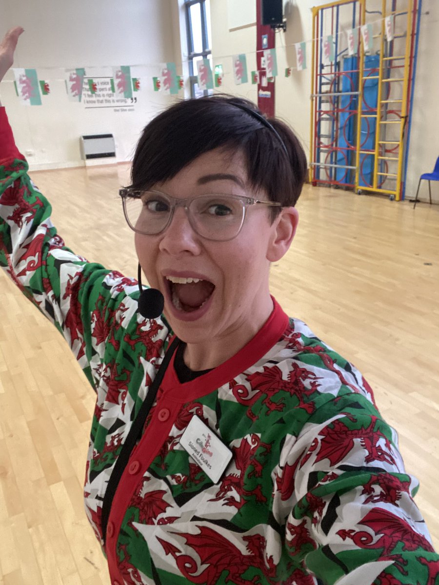 cansingcymru's tweet photo. Sioned yn cyffrous iawn i groeso Clwstwr Bodnant i’r Jamborîs heddiw! 
@FlorenceFoulkes cannot wait to welcome everyone to the Jamborîs!
#CanuCymraeg #developingWelshthroughsinging 
#SiarterIaith @AthrawonB @ysgolbodnant @ClawddOffaYsgol @YsgolHiraddug @ysgolmelyd @YsgolPenmorfa https://t.co/MViXsGU7xr