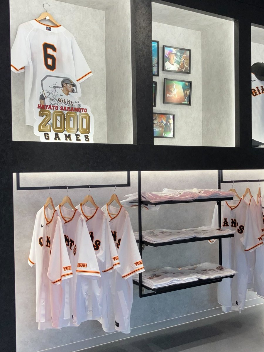 坂本勇人 選手のサイン入り 「2000試合出場」記念ボードを展示中