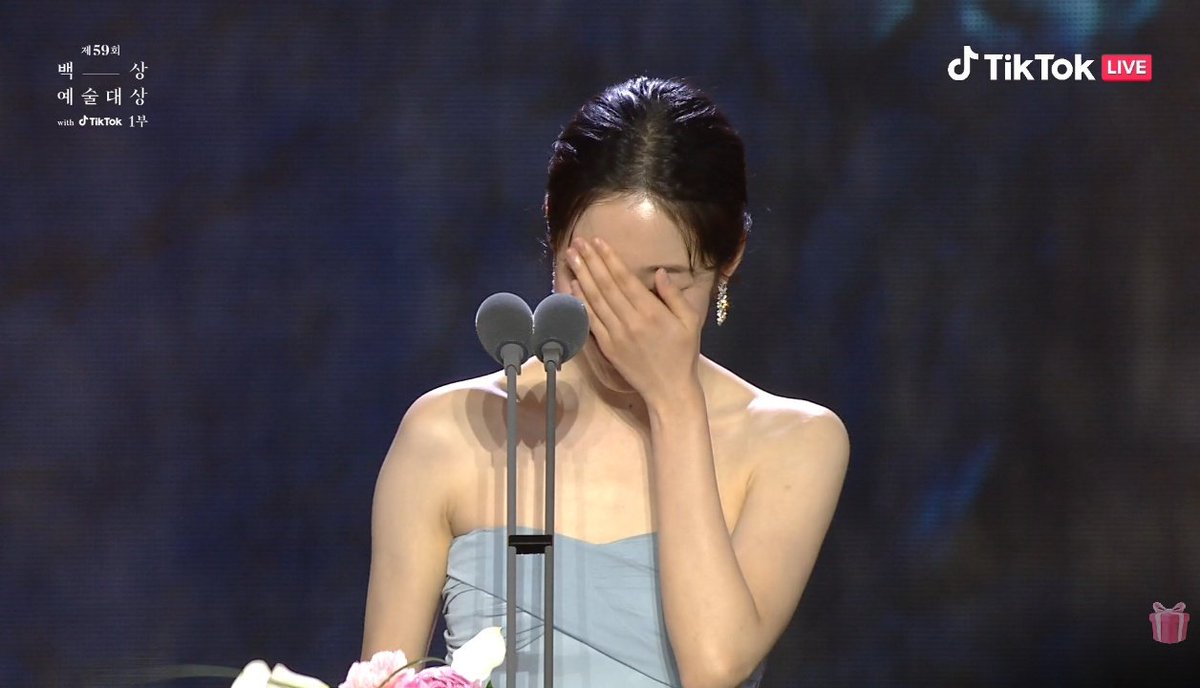 Congratulations #RohYoonSeo for winning Best New Actress award for her performance in #CrashCourseInRomance! 

WE KNEW IT SINCE DAY 1 I'M SO PROUD OF HER SHE TRULY DESERVES THIS 😭💙 #59thBaeksangArtsAwards #BaeksangArtsAwards2023