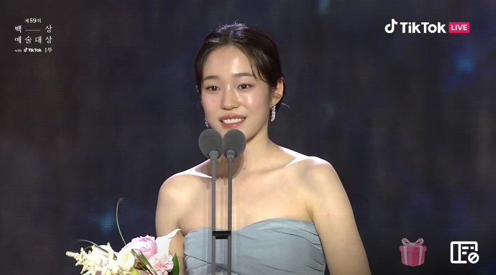 kdramatreats's tweet photo. Congratulations to #RohYoonSeo of #CrashCourseInRomance for winning Best New Actress Award at #BaeksangArtsAwards2023 🏆

SHE DESERVES THIS AWARD SO MUCH 🥺 https://t.co/9BYfQodv9j