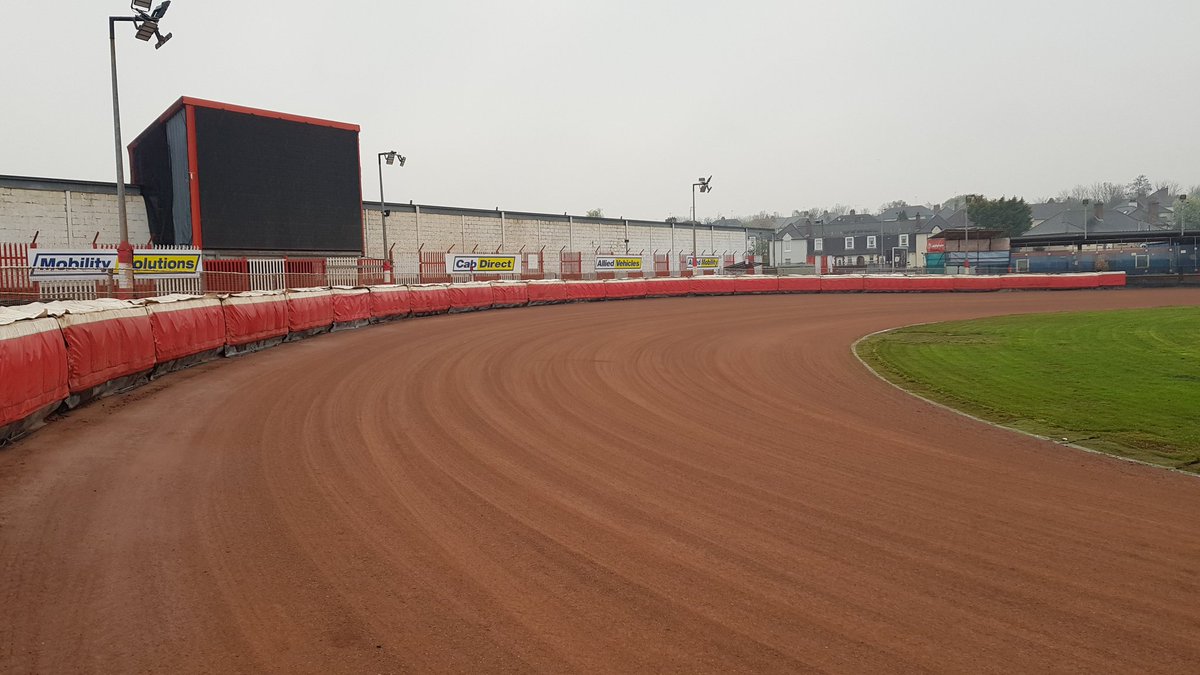 PHonthy's tweet image. Track dry despite a night of light drizzle. Weather forecasts showing last of drizzle to finish at 10/11am then all clear for the remainder of the day 🤞🏻🔴⚪
