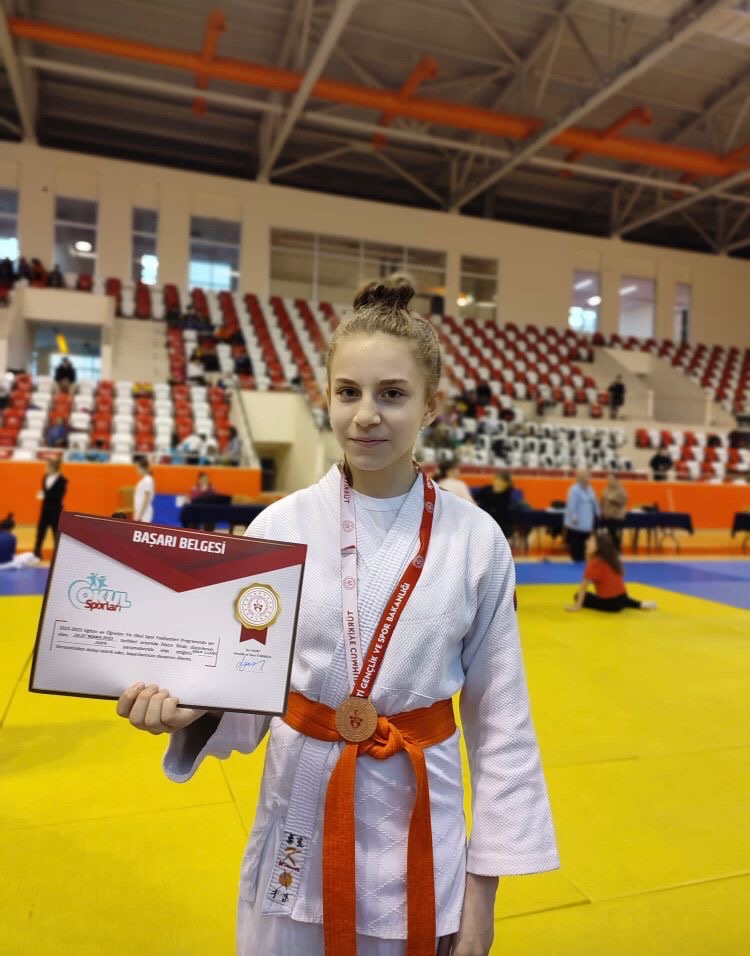 Düzce'de yapılan müsabakalarda Melis Sude YILMAZ 48 kg'da Birinci, Kağan Kuzey UZUN 60 kg'da İkinci, Miraç ÇETİNKAYA 42 kg'da İkinci ve Gülsemin HOT 44 kg'da Üçüncü olmuşlardır.Sporcu öğrencilerimizi ve Judo antranörlerini tebrik ederiz.