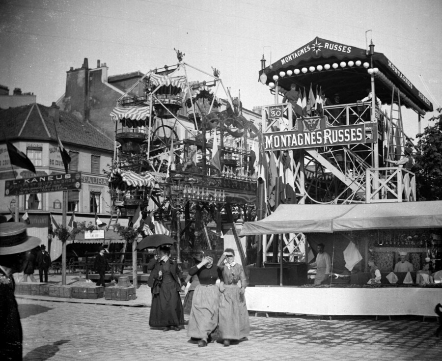 [PHOTO DU JOUR] #Photodujour
Les Montagnes russes, Paris, Foire aux pains d'épices, vers 1895. Détail d'une vue stéréoscopique.
© Léon &amp; Lévy / Roger-Viollet