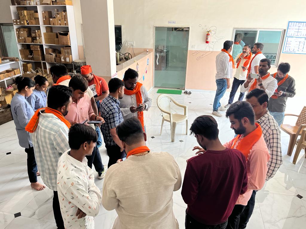 RajeshBjp19's tweet photo. ��જે અંકલેશ્વર gidc area માં
સોશ્યિલ મીડિયા ડ્રાઈવ અંતર્ગત...
Saral app. Download નુ  કામ કરાવ્યું...
Bjp gidc ઓટીફાઈડ  મંડળ   અંકલેશ્વર 🥗🙏 https://t.co/H86Pu6oSrE