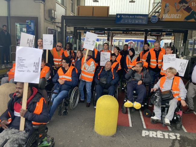 apfhandicap's tweet photo. 📢 L'#association s'est mobilisée cette semaine pour dire stop à l'inaccessibilité des lieux et à l'exclusion. 

👉 Rassemblements, collages sauvages, conférences de presse et projections vidéos... Retour sur nos actions pour mettre l'Etat #AuPiedDuMur ➡️https://t.co/nKb6gaxTxg https://t.co/puKQbxeHWR