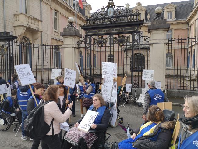 📢 L'#association s'est mobilisée cette semaine pour dire stop à l'inaccessibilité des lieux et à l'exclusion. 

👉 Rassemblements, collages sauvages, conférences de presse et projections vidéos... Retour sur nos actions pour mettre l'Etat #AuPiedDuMur ➡️bit.ly/3n6LkDQ