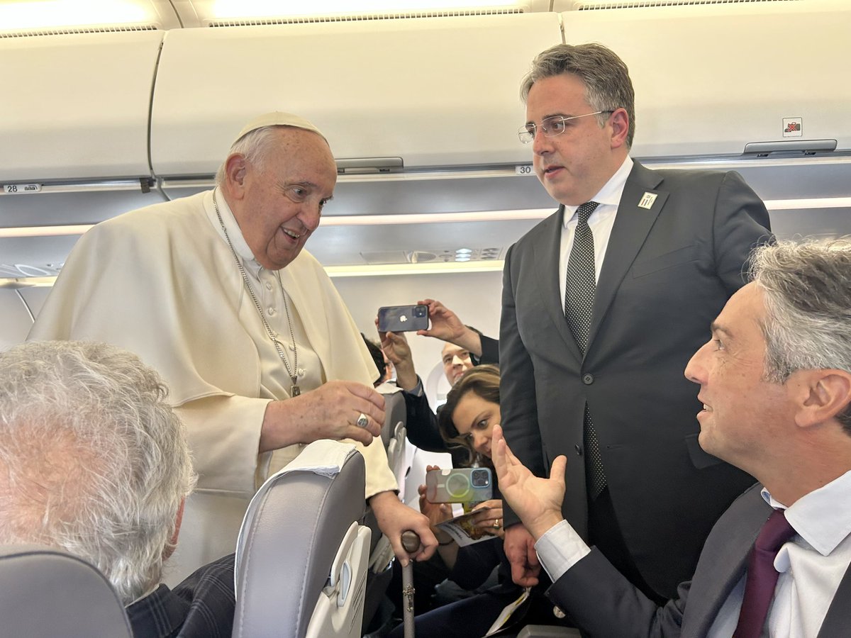 Lavanga's tweet photo. On the flight to #budapest I asked pontifex_ita #popefrancis how he is doing. He replied: “Bad weed never dies”. #Hungary https://t.co/70Q6bYCd5y