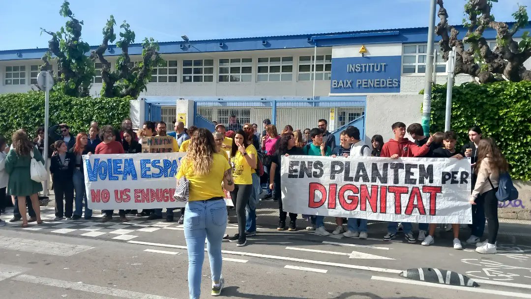 jordimartifont_'s tweet photo. 1a concentració en defensa d'espais dignes a l'@Ins_BaixPenedes i, mentre els fan, que no prenguin el barracó on hi ha les aules de música i dansa. En defensa del Bat Artìstic on estudia tota la comarca del Baix Penedès. https://t.co/Pnaxkd8FcE