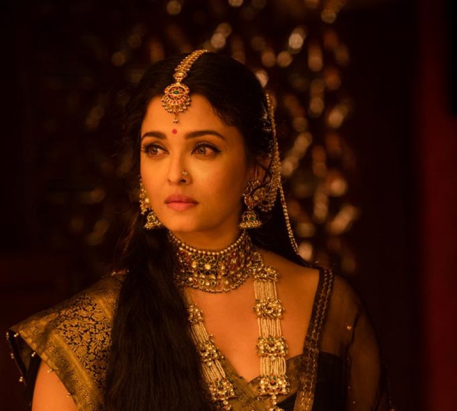 iammoviebuff007's tweet photo. #PS2 - #AishwaryaRaiBachchan The Show Stealer..🔥 Entire story revolves around her character 🤝

#ChiyaanVikram - What a Powerhouse Performer..🤩 Preclimax 🔥

#Karthi - Blast as VT. His chemistry with every other character is wow..👌

#Trisha - Slays again..🔥 Aga naga song.. ❤️ https://t.co/l2H67iecd0