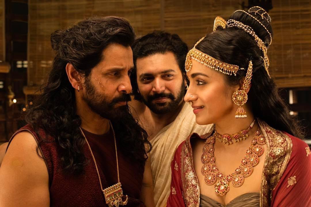 iammoviebuff007's tweet photo. #PS2 - #AishwaryaRaiBachchan The Show Stealer..🔥 Entire story revolves around her character 🤝

#ChiyaanVikram - What a Powerhouse Performer..🤩 Preclimax 🔥

#Karthi - Blast as VT. His chemistry with every other character is wow..👌

#Trisha - Slays again..🔥 Aga naga song.. ❤️ https://t.co/l2H67iecd0