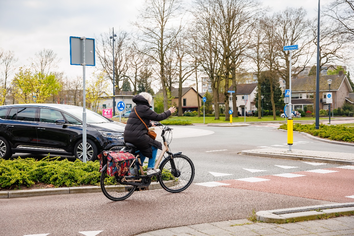 Fiets je wel eens over een #rotonde in Breda, Ulvenhout, Bavel of Prinsenbeek? Help dan mee aan het #onderzoek van afstudeerder Sanne van der Sluijs naar de verkeersveiligheidsbeleving van fietsers op rotondes in gemeente Breda. Ga naar: 👉 hubs.ly/Q01MPQWD0