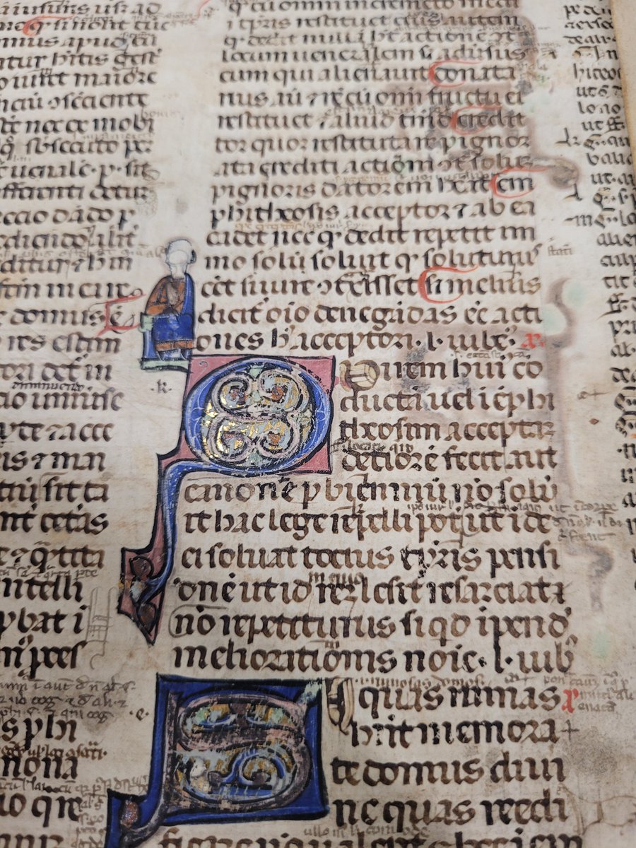 StJohnsOxLib's tweet image. Luckily not all is lost 😃

This stunning 15th-century manuscript of Justinian&apos;s Codex was once deemed superfluous and used as a pastedown in the binding of another book. 

This way it has survived and still dazzles the beholder today. 

#FragmentofthDay
#FragmentFriday