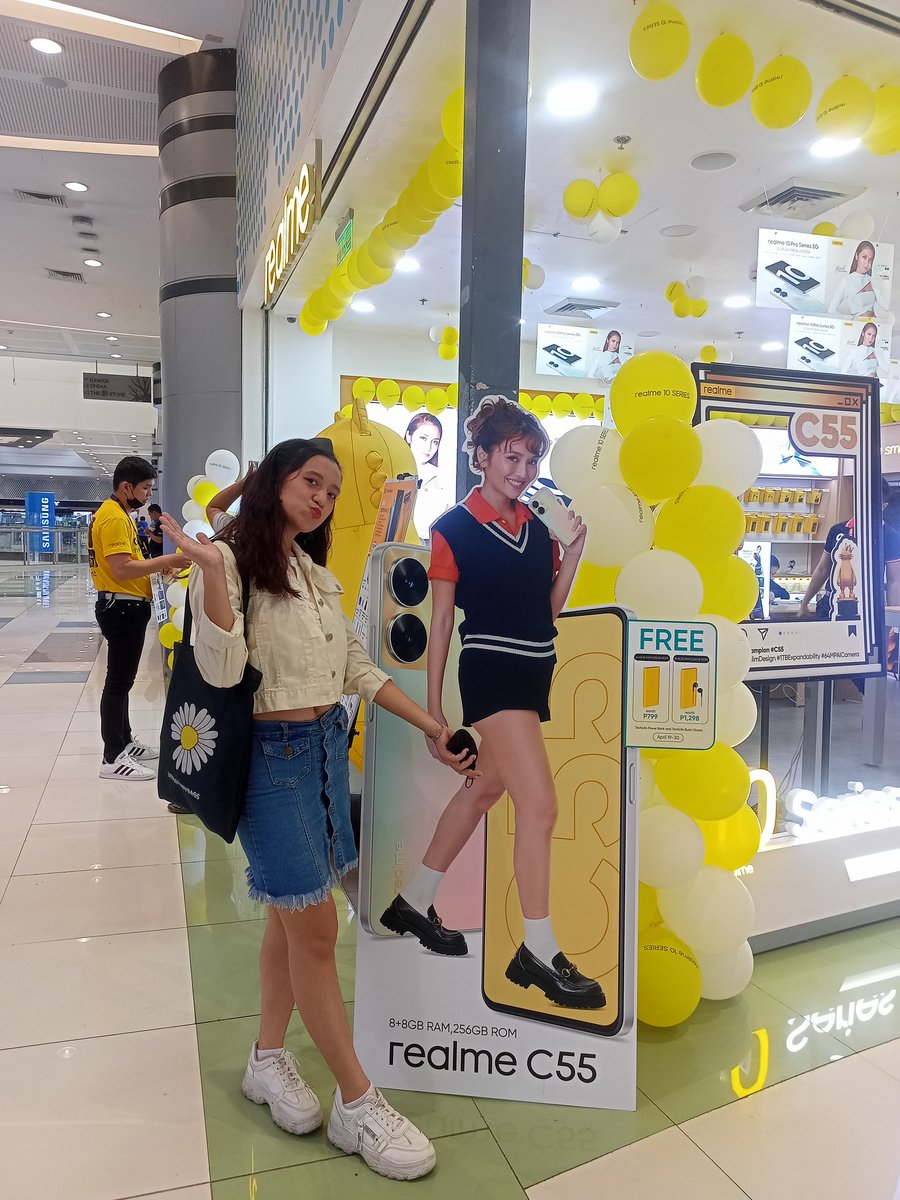 dmpldns's tweet photo. Finally, Nagawa ko rin HAHAHA nahanap ko rin standee mo gandaa @bernardokath
ng @Realme_PH 🤭💛
SM Fairview realme store
Here's my enrty! 
#TheStylishChampion #DoTheCapsule #KathrynForrealmeC55 https://t.co/kuCQr8PclK