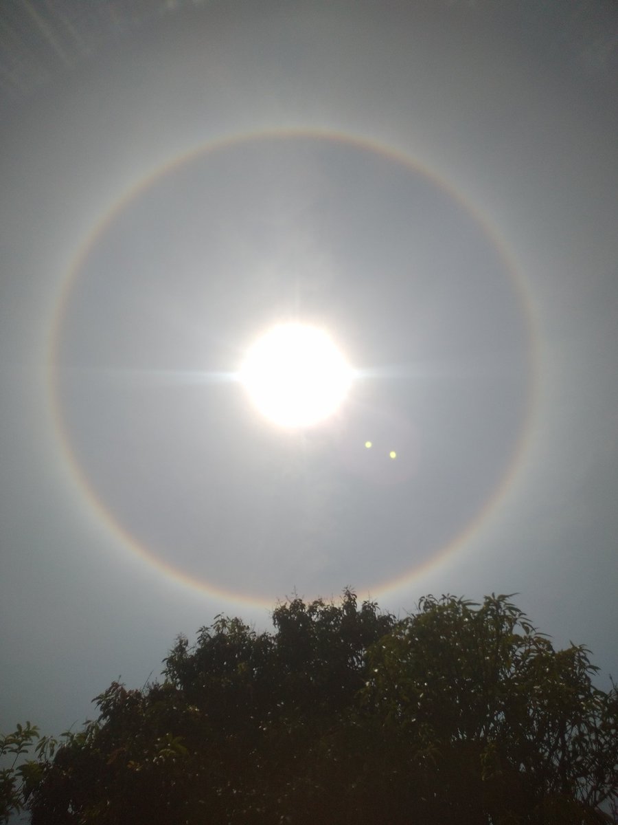 Aayushi__tiwari's tweet photo. #Halosun #viral
अभी कुछ दिन पहले हर तरफ चाँद की सुंदर तस्वीर दिख रही थी।आज सूरज की दिख रही है। इसका वैज्ञानिक कारण है या यूं कहें कि जिस नज़र से लोग देख रहे हैं वही कारण है। जैसे एक ये बात भी है कि कोई चीज अलग होने से साथ सुन्दर हो तो कितना आकर्षित करती है।हर नजर को नज़र आती है। https://t.co/ZOoZIBkKLl