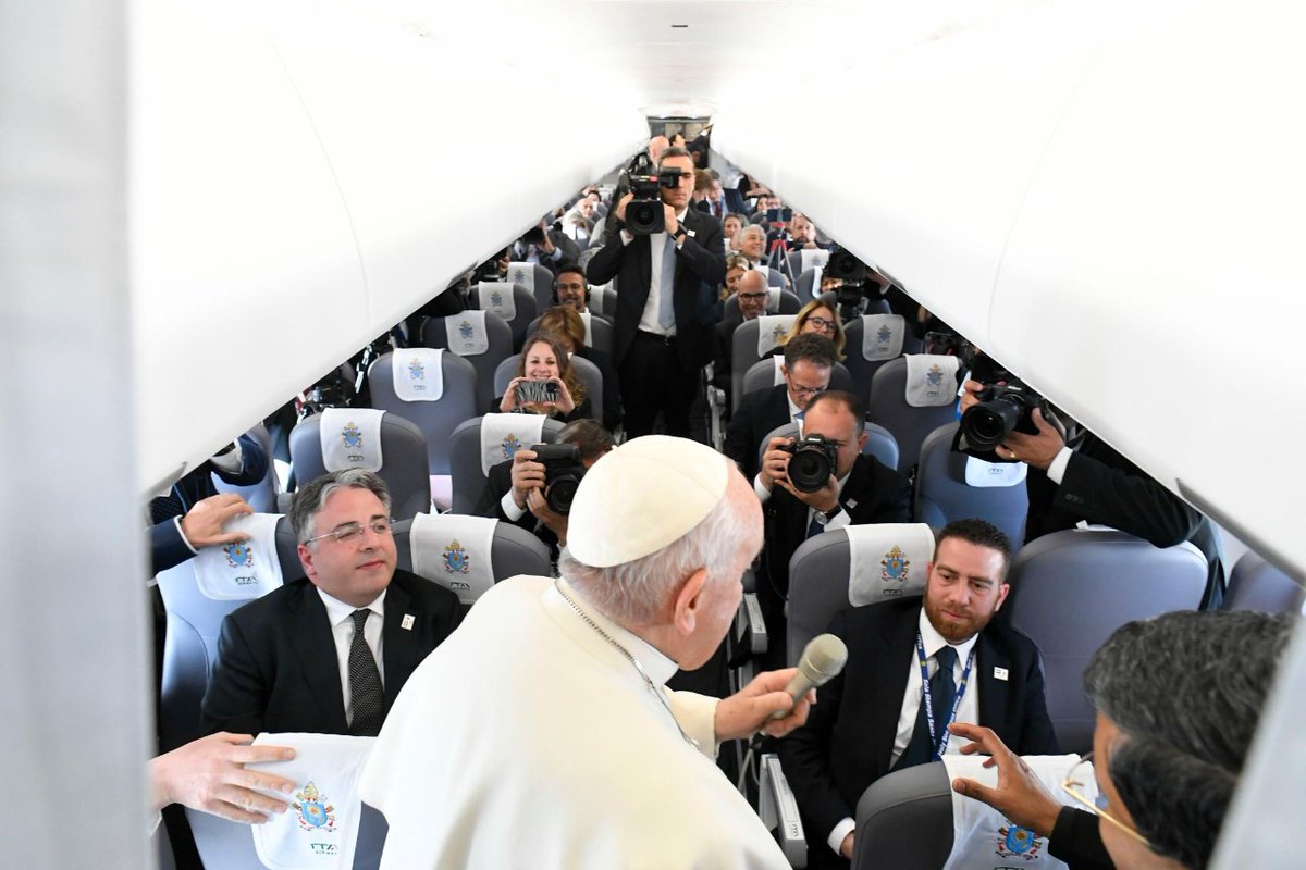 VaticanNewsVi's tweet photo. Đức Thánh Cha Phanxicô đã chào đón 73 nhà báo tháp tùng ngài trong chuyến tông du.
#tongduhungary https://t.co/RM1nJgNycO