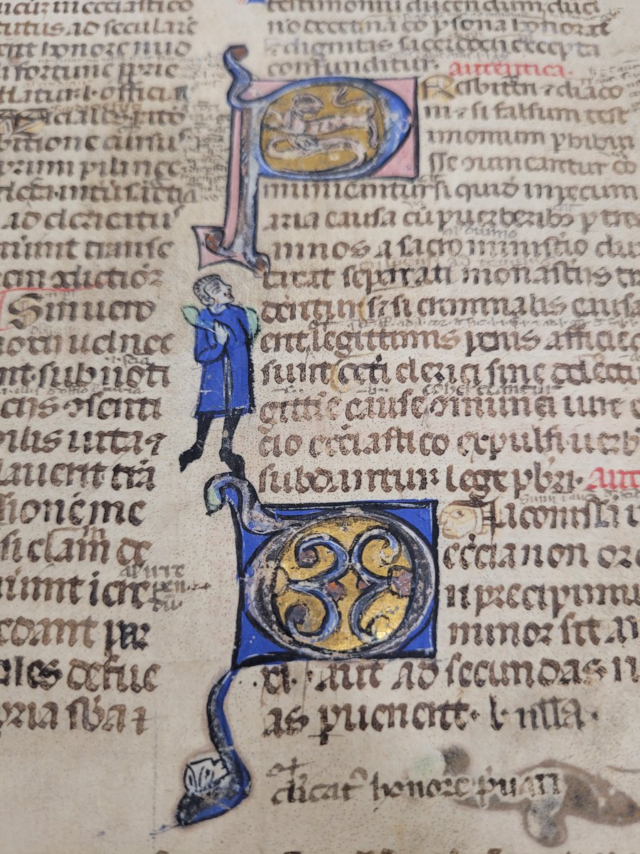 StJohnsOxLib's tweet image. Luckily not all is lost 😃

This stunning 15th-century manuscript of Justinian&apos;s Codex was once deemed superfluous and used as a pastedown in the binding of another book. 

This way it has survived and still dazzles the beholder today. 

#FragmentofthDay
#FragmentFriday